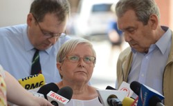 "Teraz jest wyjątkowo trudny okres związany z ekshumacjami". Apel rodzin smoleńskich do kontrmanifestujących