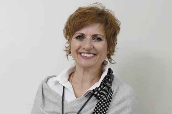 Profesorku Lindu iz Novog Sada  transformisali smo u MEG RAJAN: Sličnost je neverovatna, svi su u šoku koliko liče