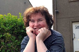 SUZAN BOJL se pojavila na Vimbldonu sva u belom, ali je NIKO NIJE PREPOZNAO: Ima 64 godine, i dalje je SKROMNA uprkos milionima na računu, a evo kako sada izgleda