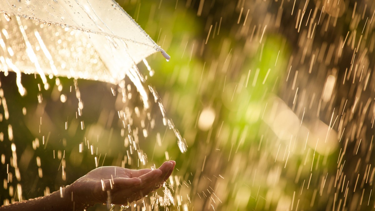 Instytut Meteorologii i Gospodarki Wodnej wydał dziś ostrzeżenia pierwszego stopnia przed intensywnymi opadami deszczu dla województwa małopolskiego, śląskiego, świętokrzyskiego i podkarpackiego. Zgodnie z prognozami ostrzeżenia mają obowiązywać aż do jutra wieczora.