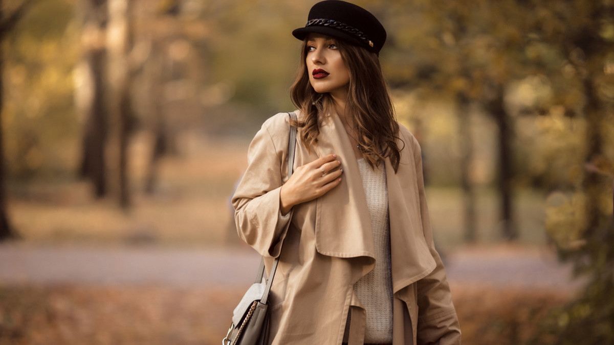 Modne i eleganckie beżowe płaszcze w jesiennym stylu