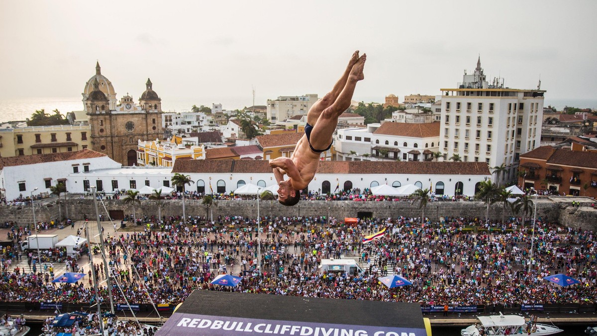 25 kwietnia w Cartagenie w Kolumbii, miał miejsce pierwszy przystanek tegorocznej serii Red Bull Cliff Diving. Aktualny mistrz świata Gary Hunt nie miał sobie w nim równych. Brytyjski skoczek zanotował wynik 526.20 punktu z czterech skoków łącznie, zapewniając sobie dwudzieste zwycięstwo w karierze oraz dużą przewagę nad rywalami. Drugi był Amerykanin David Colturi, który osiągnął życiowy rezultat 493.80. Gwiazdą konkursu został bez wątpienia Kolumbijczyk – najsłynniejszy z cliff diverów – Orlando Duque, który po raz pierwszy w karierze występował przed własną publicznością. Niesiony niesamowitym dopingiem uzyskał wynik 477.60, co wystarczyło do zajęcia miejsca na podium i usatysfakcjonowania fanów.