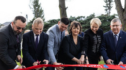 Centrum &quot;otwierali&quot; (od lewej): poseł Filip Kaczyński, radny Rafał Stuglik, wicemarszałek Łukasz Smółka, radna Danuta Kawa, członkini zarządu województwa Iwona Gibas i marszałek Witold Kozłowski