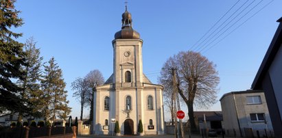 Ks. Wiesław słał do mężatki sprośne SMS-y. Pisał o lizaniu, wyciekły nagie zdjęcia. Teraz duchowny zniknął