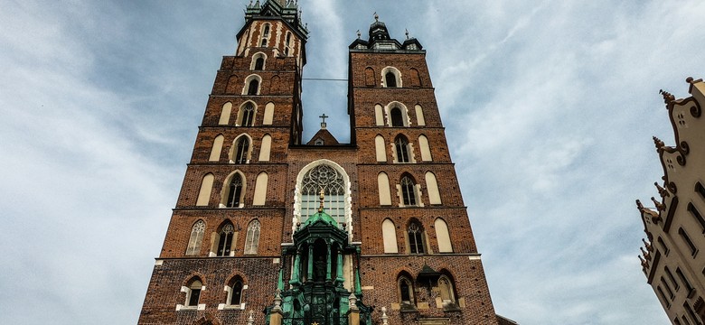 Niemiecki turysta oburzony po wizycie w Bazylice Mariackiej w Krakowie. "Bulwersujące zachowanie"
