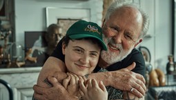 Gejowski dziadek i niebinarne wnuczę. Ważny film trafi do polskich kin