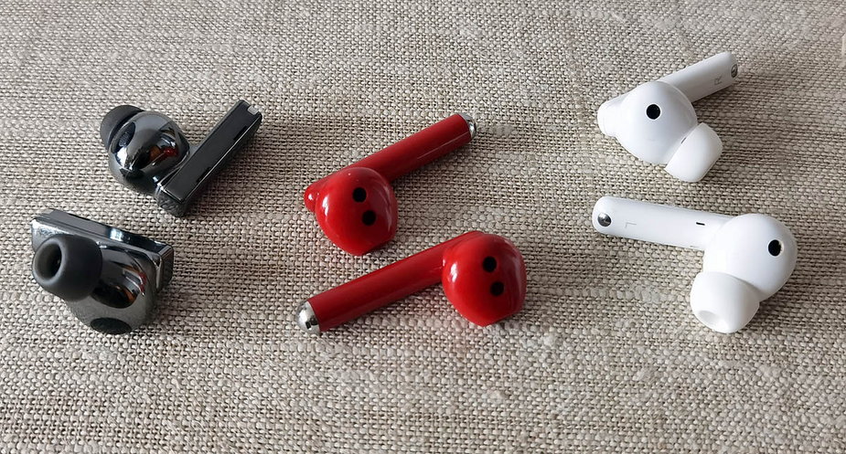 Od lewej... najlepsze obecnie w ofercie Huawei dokanałowe słuchawki FreBuds Pro, testowane FreeBuds Lipstick oraz najtańsze w linii, cechujące się długim czasem pracy, niezłym brzmieniem, niską ceną i również dostępne w kolorze czerwonym FreeBuds 4i