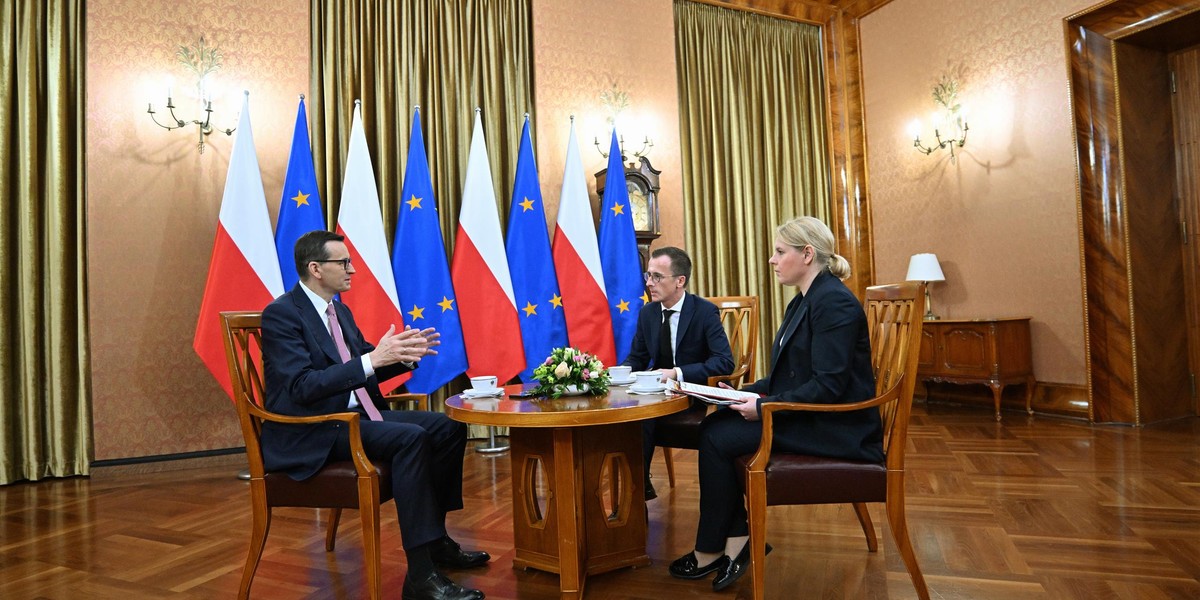 Premier Mateusz Morawiecki podczas rozmowy z redaktorem naczelnym "Faktu" Michałem Wodzińskim oraz szefową działu Prawo Pieniądze Porady Justyną Łukawską.