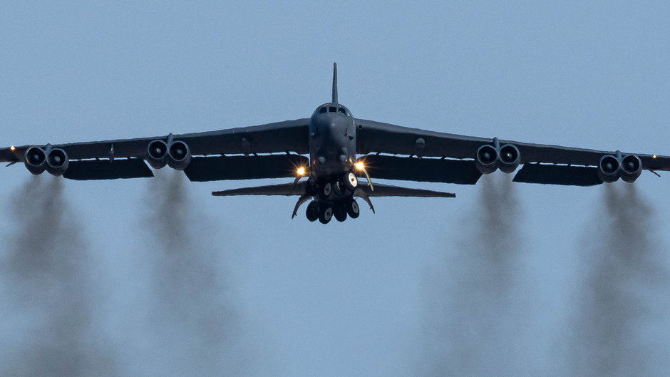 Alarmowy start B-52 z charakterystycznymi smugami dymu, które ciągną się za silnikami pracującymi w trybie maksymalnej mocy. W przyszłości bombowce czeka wymiana napędu na bardziej ekonomiczny i ekologiczny. Zasięg samolotu wzrośnie o około 25-30 procent.