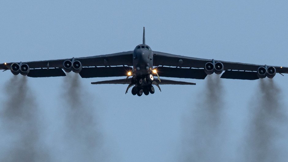 Alarmowy start B-52 z charakterystycznymi smugami dymu, które ciągną się za silnikami pracującymi w trybie maksymalnej mocy. W przyszłości bombowce czeka wymiana napędu na bardziej ekonomiczny i ekologiczny. Zasięg samolotu wzrośnie o około 25-30 procent.