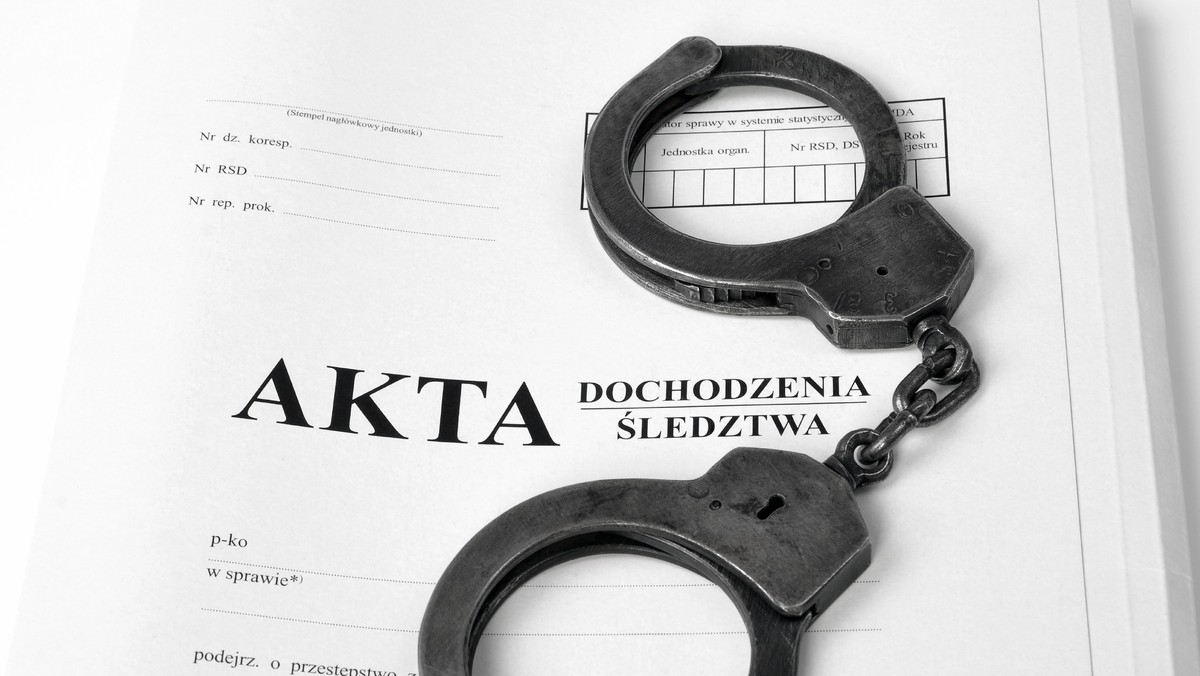 Prokuratura częściowo umorzyła śledztwo w sprawie tragedii, do jakiej doszło w komendzie policji w Kutnie. W ubiegłym roku podczas przesłuchania zginął tam 29-latek, z broni padły trzy strzały - informuje RMF FM. To jednak nie koniec dochodzenia.