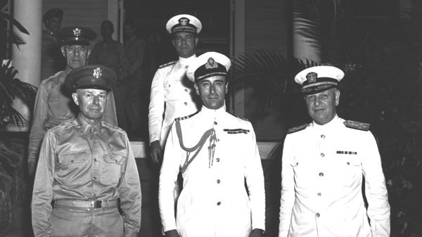 Lord Mountbatten (pośrodku) z dowódcami Armii Stanów Zjednoczonych w 1941 roku na Hawajach. (domena publiczna)