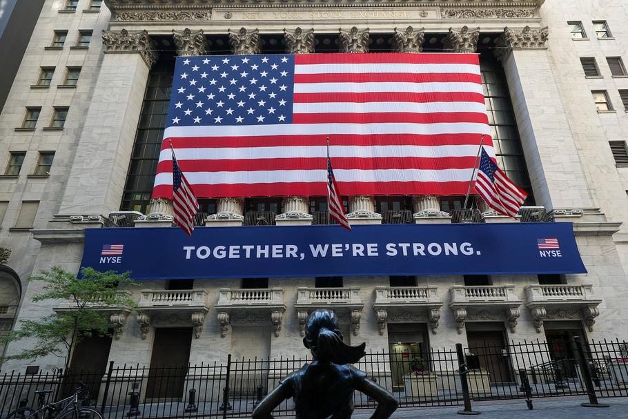 Nowy Jork, Wall Street. Od dziś najsłynniejszy parkiet świata ponownie fizycznie dostępny. U dołu widoczny fragment rzeźby „Nieustraszonej dziewczynki”. Posąg nawiązuje do kwestii równouprawnienia kobiet. 26.05.2020.