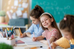 400 plus na ucznia w roku szkolnym 2025/2026. Złożysz wniosek wcześniej, pieniądze dostaniesz w wakacje