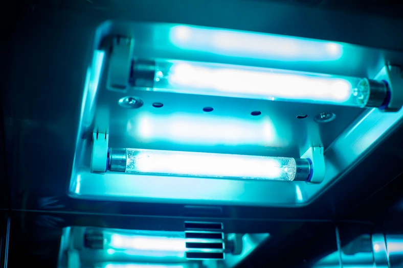 Specjalistyczna lampa sterylizacyjna UV - taki sprzęt nie ma nic wspólnego z lampami w solariach i może być wykorzystywany tylko przy zachowaniu odpowiednich środków ostrożności.