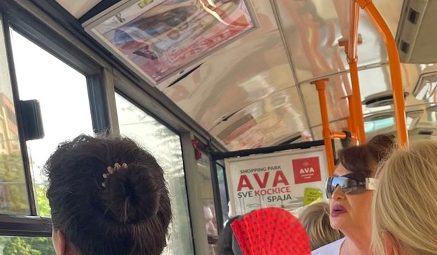 Nada Macura u gradskom prevozu