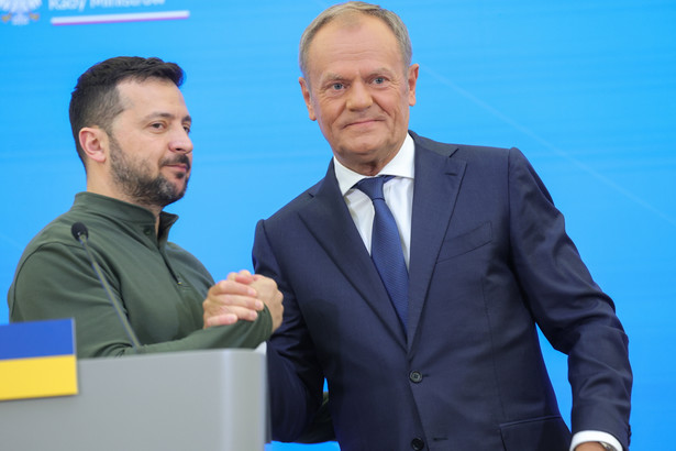 Warszawa, 08.07.2024. Premier Donald Tusk (P) i prezydent Ukrainy Wołodymyr Zełenski (L) podczas konferencji prasowej w KPRM w Warszawie, 8 bm. Prezydent Ukrainy Wołodymyr Zełenski składa wizytę w Polsce, podczas której spotka się z prezydentem Andrzejem Dudą oraz premierem Donaldem Tuskiem. Premier RP i prezydent Ukrainy podpisali umowę o bezpieczeństwie między Polską a Ukrainą. (mr) PAP/Rafał Guz