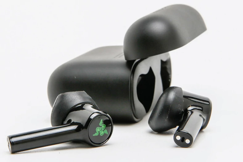 Błyskotki w uchu: zewnętrzny panel Razer Hammerhead True Wireless X świeci się w kolorze producenta