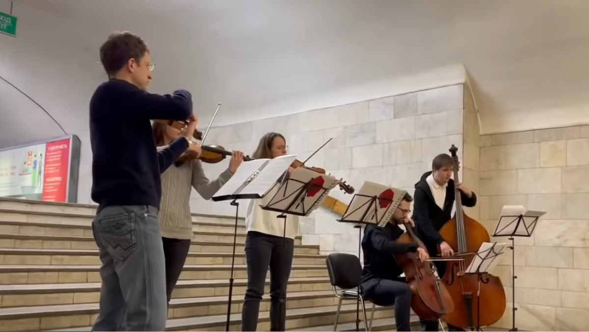 Wojna w Ukrainie. Charków: muzyka klasyczna w metrze