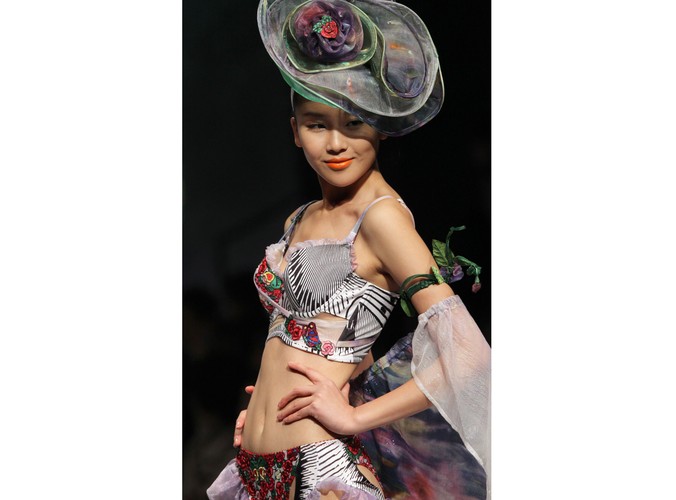 Prezentacja projektów konkursowych China Fashion Week w Pekinie