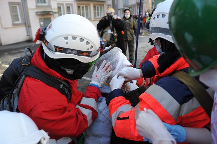 Opatrywanie rannego na Majdanie w Kijowie