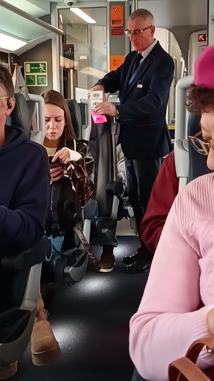 Konduktera skenira kod na kartama ili u aplikaciji i mejlu