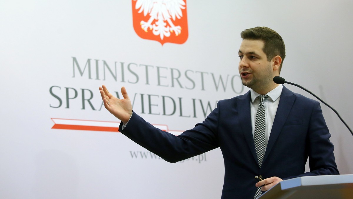 Wiceminister sprawiedliwości Patryk Jaki poinformował, że złożył wniosek o postępowanie dyscyplinarne wobec sędzi, która prowadzi cywilny proces o ochronę dóbr osobistych, wytoczony mu przez posła PO Roberta Kropiwnickiego.