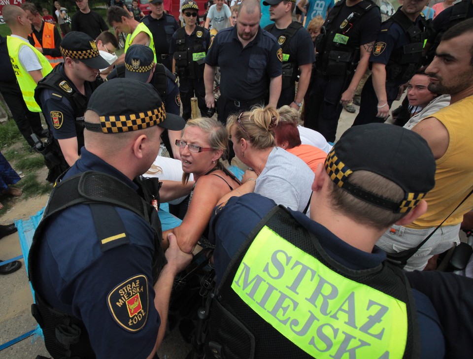 Awantura handlarzy z funkcjonariuszami straży miejskiej na łódzkim targowisku. Fot.  PAP/Grzegorz Michałowski