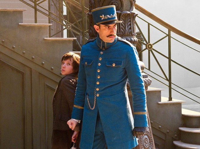 'Nikt nie ginie brutalną śmiercią, ale za rogiem czają się różne mroki, a krwiożerczy doberman niemalże wyskakuje z ekranu' (Manohla Dargis, The New York Times)