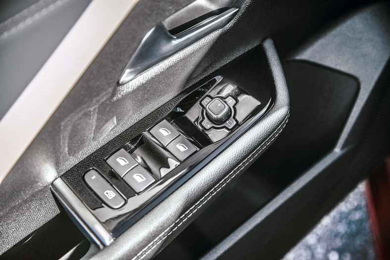 Opel Astra 2022 - wszystko po lewej stronie: sterowanie szybami oraz lusterkami zgrupowano na podłokietniku drzwi kierowcy.