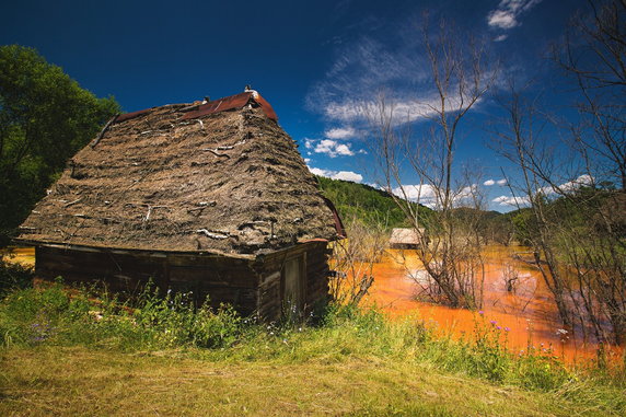 Geamana - rumuńska wioska zatopiona w "pięknym" toksycznym jeziorze