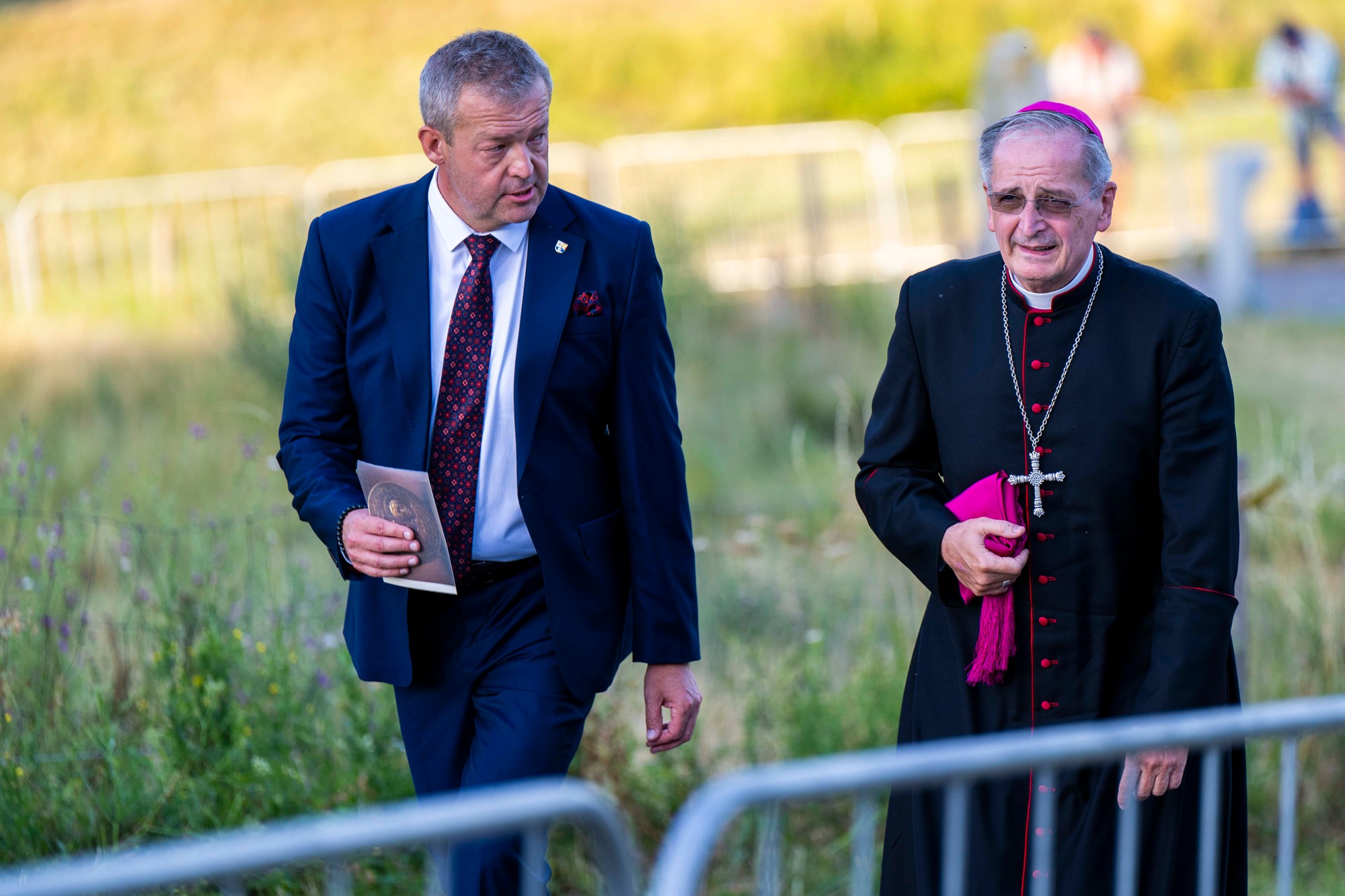 Zľava poslanec NR SR Jaroslav Baška (SMER-SD) a arcibiskup Stanislav Zvolenský