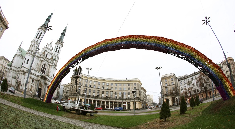 Naprawa tęczy na Placu Zbawiciela