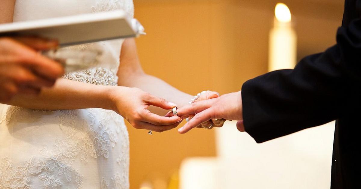 Свадьба после развода. Обмен кольцами на свадьбе. Обменяйте невесту. Фото обложки ЗАГСА И руки девушки. Кольцо клятвы.