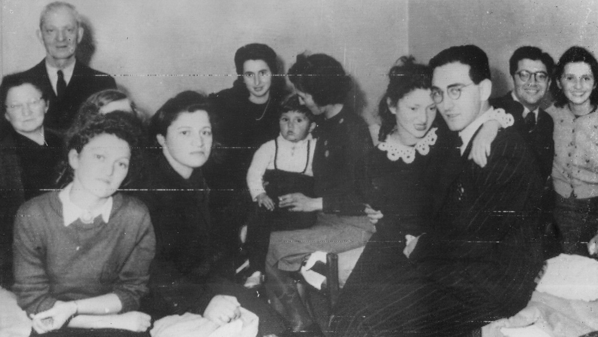 Jesienią 1943 r. Duńczycy uratowali 7 tys. Żydów – prawie wszystkich żyjących w tym kraju – przed deportacją do nazistowskich obozów zagłady. Był to absolutny ewenement w historii Holokaustu. Jak zdołali tego dokonać? Co się wówczas wydarzyło? Dlaczego Niemcy nie ukarali surowo buntowników?