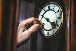 Zmiana czasu na letni 2025. Tego dnia możesz przyciągnąć pecha. Pamiętasz przesąd z PRL-u?