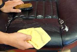 Jak profesjonalnie wyczyścić i zakonserwować skórzaną i tekstylną tapicerkę ?