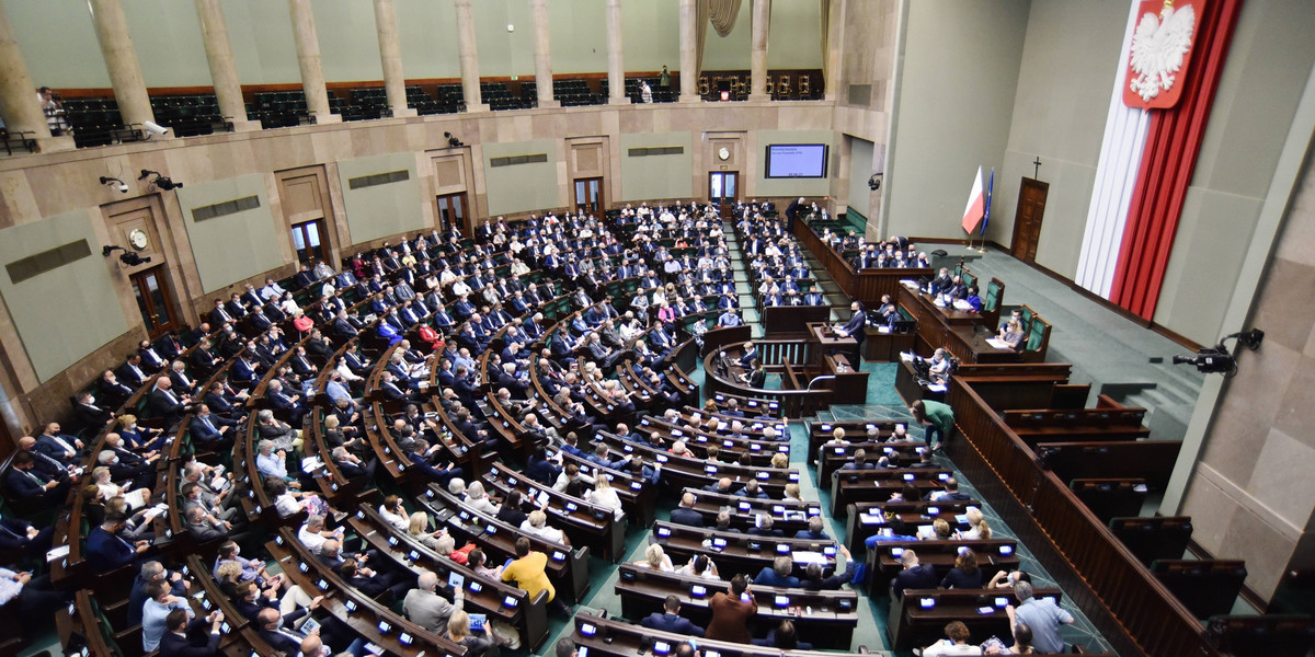 Gdyby wybory odbyły się w sierpniu, w Sejmie znalazłoby się 5 ugrupowań - wynika z nowego sondażu CBOS.