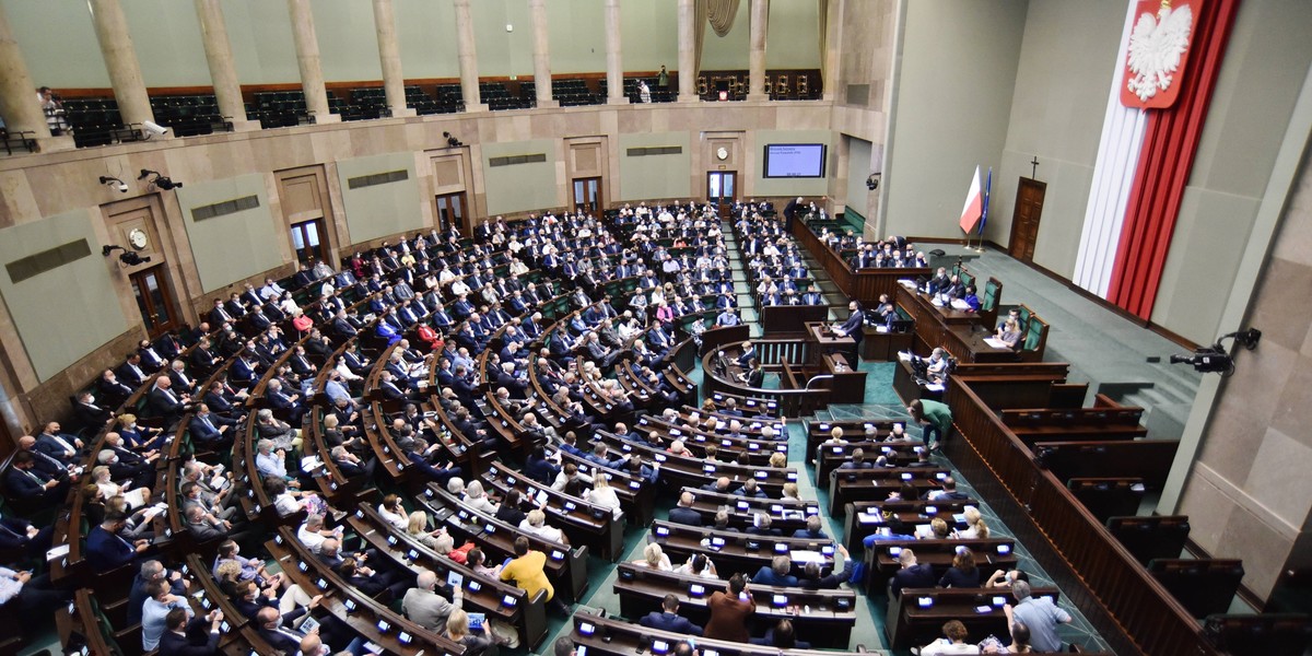 Gdyby wybory odbyły się w sierpniu, w Sejmie znalazłoby się 5 ugrupowań - wynika z nowego sondażu CBOS.