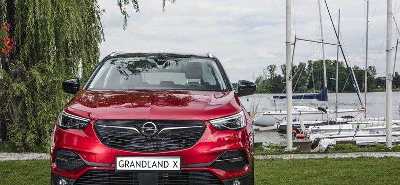 Opel grandland X na polskich drogach. Wiemy, ile kosztuje najtańszy nowy SUV niemieckiej marki