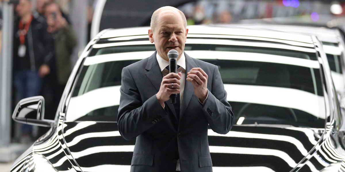 Kanclerz Olaf Scholz i inni członkowie niemieckiego rządu mają do dyspozycji dobre i drogie samochody służbowe.