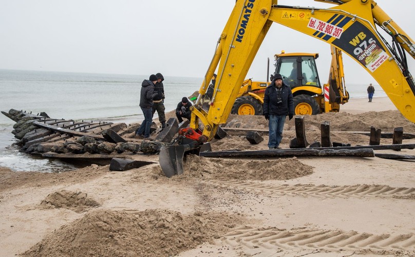MIĘDZYWODZIE. WRAK XIX-WIECZNEGO STATKU WYCIĄGNIĘTY Z PLAŻY
