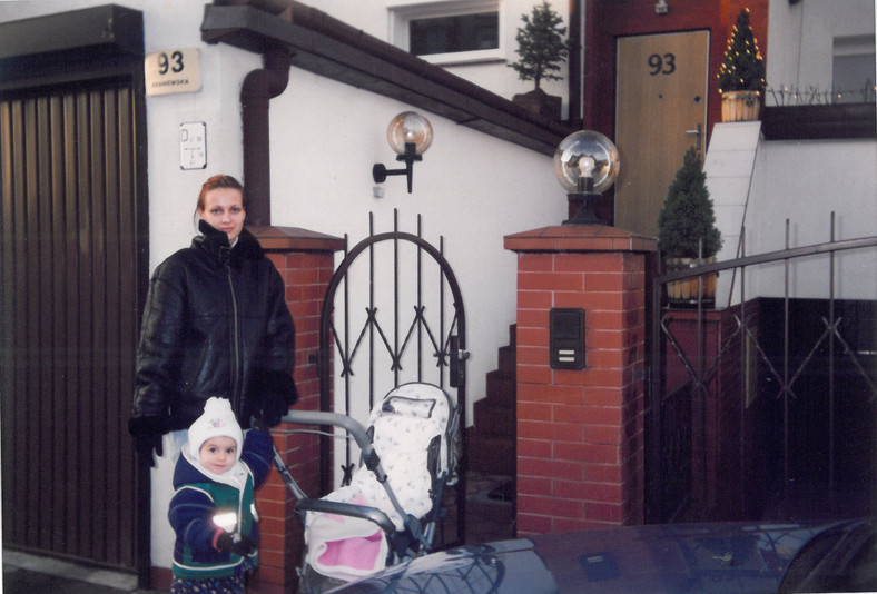 Agnieszka z córką przed domem, przed którym została zamordowana