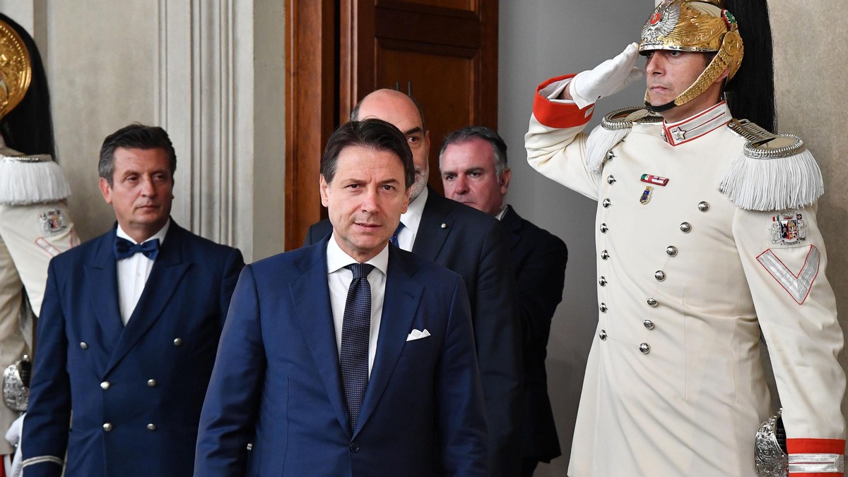 Dotychczasowy premier Włoch Giuseppe Conte otrzymał dzisiaj od prezydenta Sergio Mattarelli misję utworzenia nowego rządu. Powołają go Ruch Pięciu Gwiazd i Partia Demokratyczna, które zawarły porozumienie trzy tygodnie po wybuchu <a href="https://wiadomosci.onet.pl/politico/co-po-dymisji-wloskiego-premiera-cztery-drogi-wyjscia-z-kryzysu/jz3hnm5" id="1bd9d89f-5390-4ba0-a657-31ae916986ea">kryzysu rządowego</a>. Ta informacja została przyjęta z ulgą w Brukseli. Szef Komisji Europejskiej Jean-Claude Juncker pospieszył z życzeniami dla Contego.