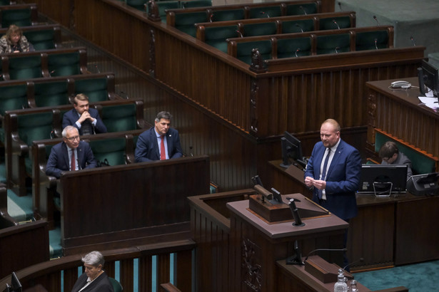 Poseł KO Witold Zembaczyński (P) przemawia na sali obrad Sejmu w Warszawie
