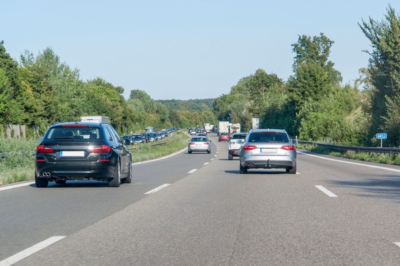 Sme li se preticati DESNOM TRAKOM u Srbiji? Raskrinkana NAJVEĆA VOZAČKA ZABLUDA - evo gde sme, a gde sledi paprena KAZNA!