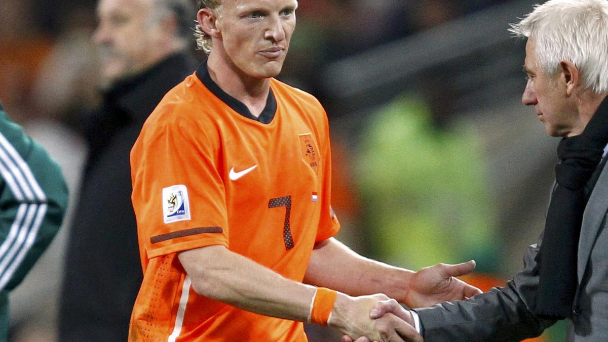Napastnik reprezentacji Holandii, Dirk Kuyt zasugerował, że arbiter - Howard Webb okradł Holandię z mistrzowskiego tytułu. Hiszpania pokonała Oranje, a gol na wagę zwycięstwa zdobył w doliczonym czasie Anders Iniesta. Widowisko zdominowało trzynaście żółtych kartek dla piłkarzy.