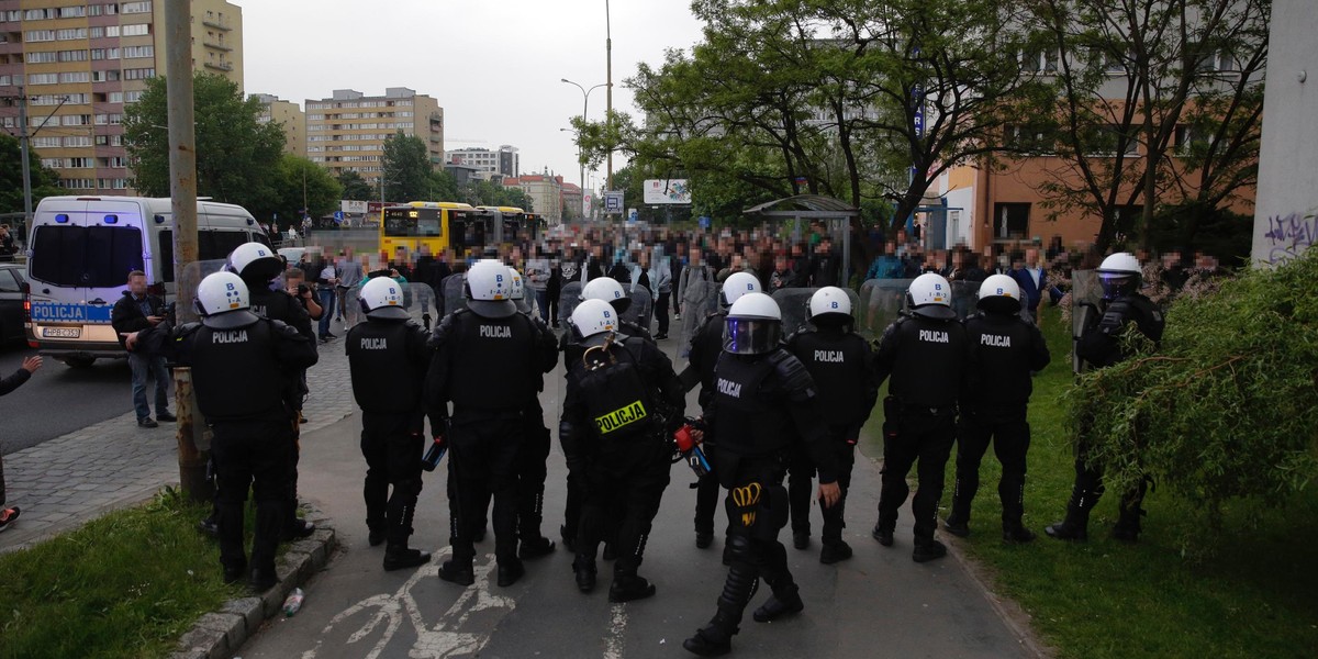 Zamieszki pod komisariatem przy ul. Trzemeskiej we Wrocławiu 