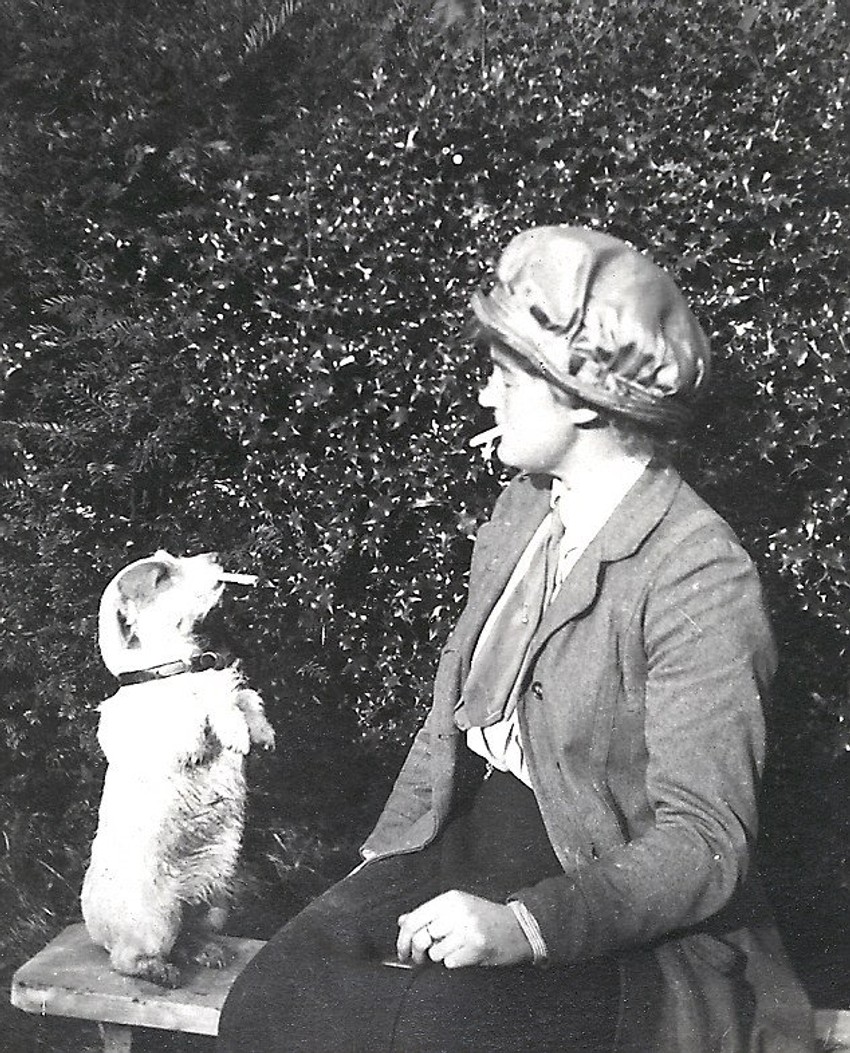 Uvek nestašna: Flora sa svojim ljubimcem