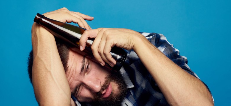 Jak alkohol działa na organizm? Skąd bierze się kac? [WYJAŚNIAMY]